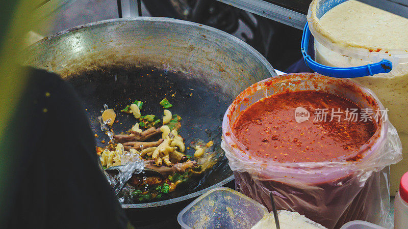 近距离手的Man Cook Seblak，印尼当地街道